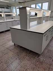 Realizace laboratorního nábytku, váhových stolů, bezpečnostních skříní a digestoří: 5M Kunovice