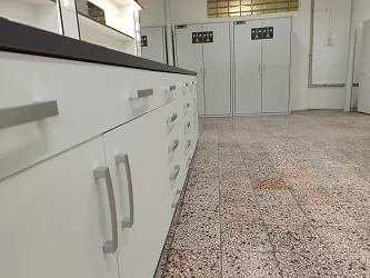 Realizace laboratorního nábytku, váhových stolů, bezpečnostních skříní a digestoří: 5M Kunovice