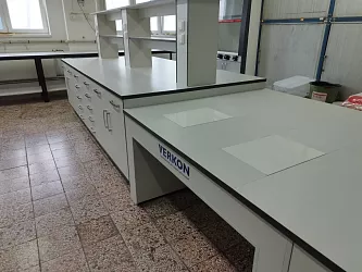 Realizace laboratorního nábytku, váhových stolů, bezpečnostních skříní a digestoří: 5M Kunovice