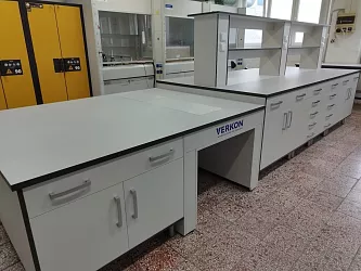 Realizace laboratorního nábytku, váhových stolů, bezpečnostních skříní a digestoří: 5M Kunovice