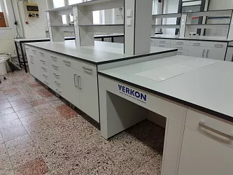 Realizace laboratorního nábytku, váhových stolů, bezpečnostních skříní a digestoří: 5M Kunovice