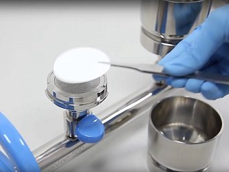 Drážka pro přesné umístění 47mm membránového filtru, snadné vyjmutí filtru pomocí pinzety.