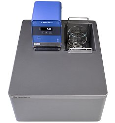 Rozměry lázně jsou přizpůsobeny současnému použití dvou 600ml kádinek – v jedné probíhá měření a v druhé temperování vzorku, což významně šetří čas. Součástí dodávky termostatu je i stojan na kádinky, a to včetně upevňovacích svorek.