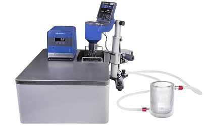 Oběhový termostat IKA CBC VISC lite s ohřevem a chlazením pracuje v rozsahu teplot od -25 do 125 °C a nabízí možnost použití hořlavých i nehořlavých temperačních kapalin. Je ideálním parťákem pro viskozimetry IKA Rotavisc.