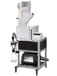 Střižný mlýn SM 300 s univerzální násypkou, rotorem, sítem, cyklónovým odlučovačem a 500ml skleněnou sběrnou láhví, průmyslovým vysavačem a podstavcem s kolečky. Násypka, rotor, síto, cyklónový odlučovač a vysavač se objednávají samostatně.