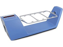 Třepačka překlopná IKA Trayster digital s otočnou deskou pro 3 nástavce. Nástavce se objednávají samostatně.
