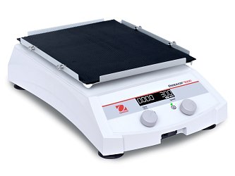 Třepačka e-E51LD0420 s třepací plošinou s 11 otvory pro uchycení svorek pro Erlenmeyerovy baňky nebo dalších nástavců a protiskluzovou gumovou podložkou.