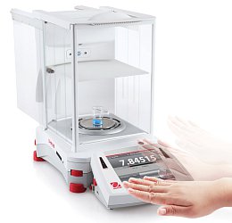 Automatické ovládání bočních dveří (pouze modely označené AD) pomocí bezdotykových senzorů nebo ikony na displeji.