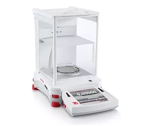 Váhy analytické Ohaus Explorer Semi-Micro, vážní deska o průměru 80 mm, ochranný kryt proti proudění vzduchu.