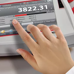 Přehledné uživatelské rozhraní, intuitivní ovládání (jednoduchá navigace pomocí ikon), kompletní menu v češtině.