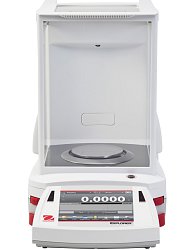 Váhy přesné Ohaus Explorer s ochranným analytickým krytem (pouze modely se skutečným dílkem 0,001 g). Vážní deska o průměru 130 mm.