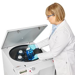Centrifuga Ohaus Frontier 5917RF s výkyvným rotorem 83041512 s kapacitou 4x 1000 ml. Rotor a závěsy na láhve se objednávají samostatně.