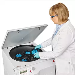 Centrifuga Ohaus Frontier 5917RF s výkyvným rotorem 83041512 s kapacitou 4x 1000 ml. Rotor se sadou závěsů a adaptérů/stojanů na zkumavky se objednává samostatně. Na obrázku je zobrazena sada Cell Culture s certifikací BIOSEALS.