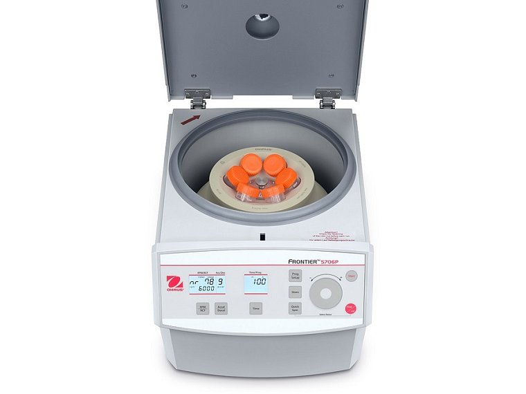 Frontier 5706P včetně úhlového rotoru s kapacitou 6x 50 ml (tj. 6 zkumavek s kulatým nebo kónickým dnem o objemu 50 ml).