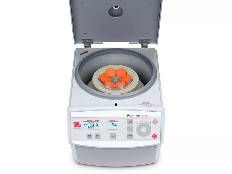 Frontier 5706P včetně úhlového rotoru s kapacitou 6x 50 ml (tj. 6 zkumavek s kulatým nebo kónickým dnem o objemu 50 ml).