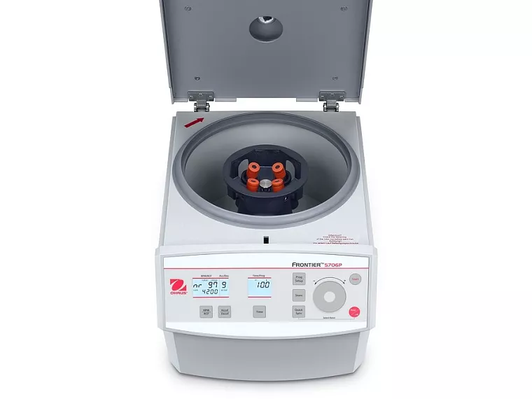 Frontier 5706P včetně výkyvného rotoru s kapacitou 4x 10 ml (tj. 4 zkumavek s kulatým dnem o objemu 10 ml).