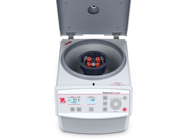 Frontier 5706P včetně výkyvného rotoru s kapacitou 4x 10 ml (tj. 4 zkumavek s kulatým dnem o objemu 10 ml).