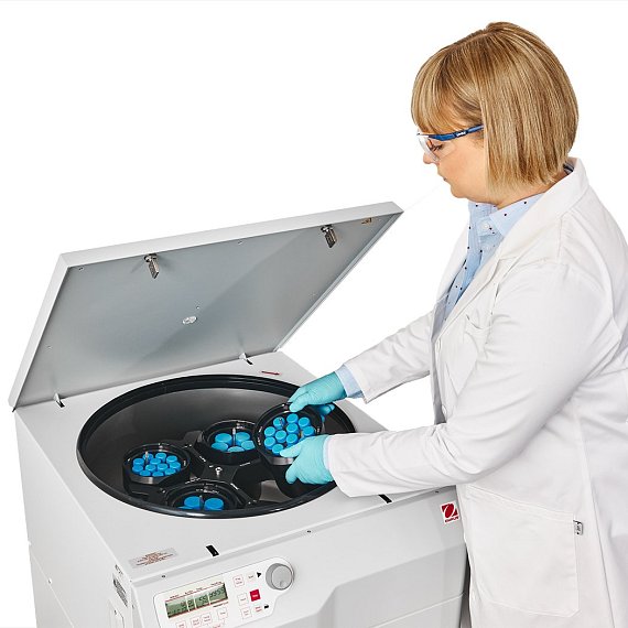 Centrifuga Ohaus Frontier 5917RF s výkyvným rotorem 83041512. Rotor se sadou závěsů a adaptérů/stojanů na zkumavky se objednává samostatně.