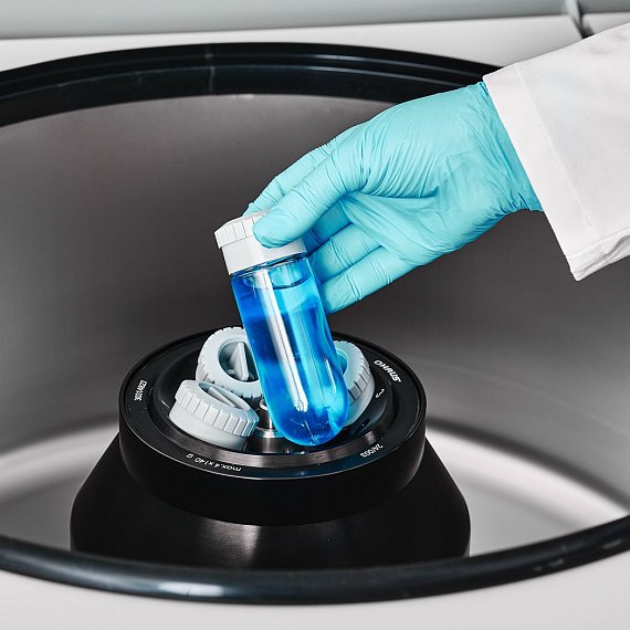 Velkoobjemové centrifugy Ohaus Frontier 5917RF jsou kompatibilní i se 4 úhlovými rotory. Rotory se objednávají samostatně.