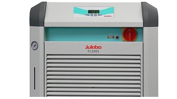 Čelní pohled. Na levé straně je vidět indikátor hladiny kapaliny (všechny modely) a indikátor tlaku (pouze modely FL/FLW1201 – 20006).