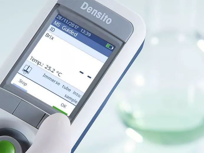 Density2Go Pro: Jednoduché zadání identifikačního označení vzorku pomocí čipu RFID nebo čárového kódu podle pokynů na displeji.
