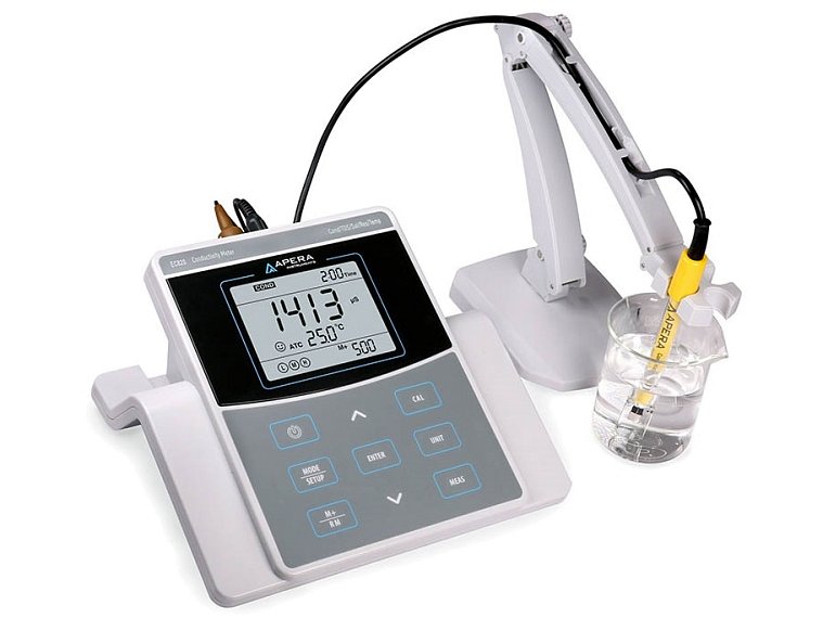 konduktometr EC 820 s vodivostní elektrodou 2401T-F a držákem elektrod