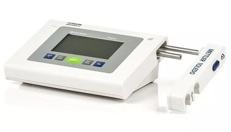 kompaktní konstrukce pro úsporu místa (držák elektrody lze po použití snadno demontovat a uložit na boku přístroje)