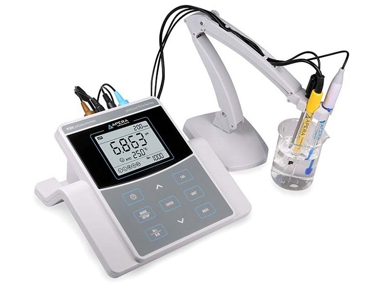 PC 820 s pH elektrodou LabSen 211, teplotním čidlem MP500, vodivostní elektrodou 2401T-F a držákem elektrod