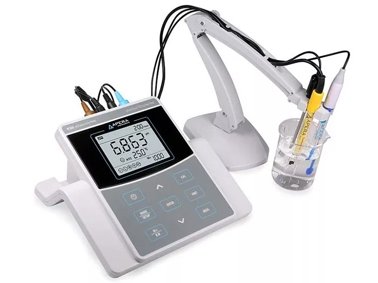 PC 820 s pH elektrodou LabSen 211, teplotním čidlem MP500, vodivostní elektrodou 2401T-F a držákem elektrod