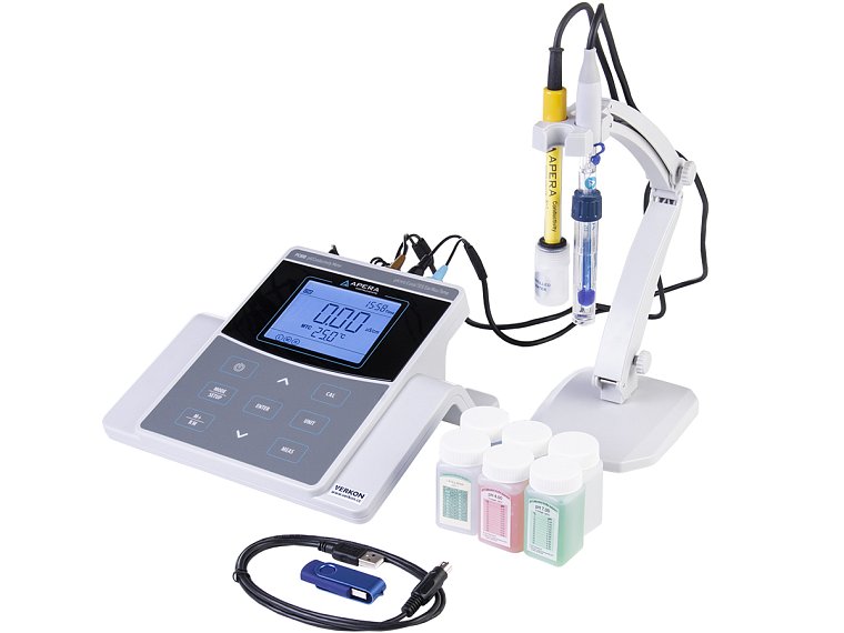 PC 800 včetně pH elektrody 201T-F, vodivostní elektrody 2301T-F, kalibračních roztoků, držáku elektrod, softwaru, USB kabelu a síťového adaptéru