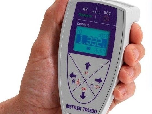 Podsvícený, dobře čitelný LCD displej. Jednoduchá struktura menu.