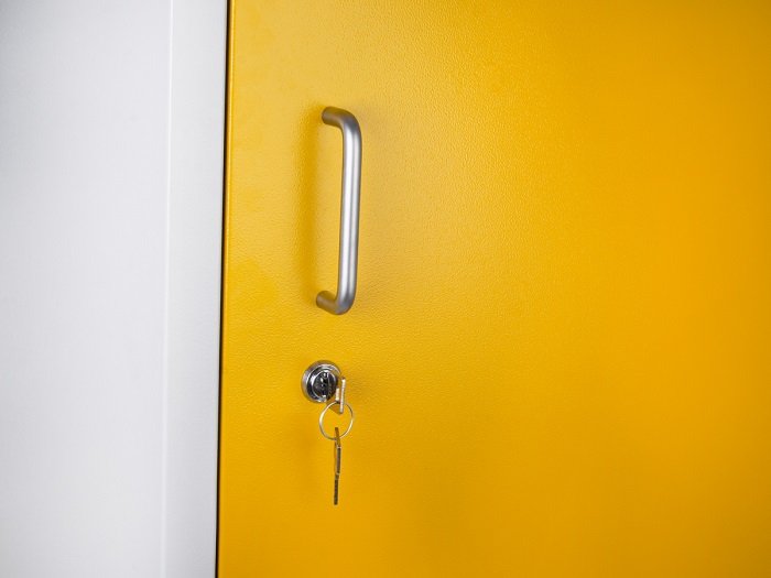 detail – kovové madlo a cylindrický zámek