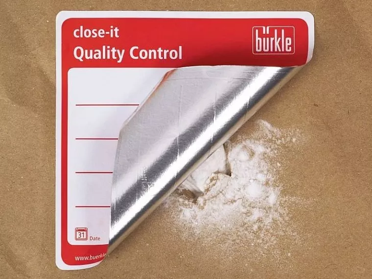 Dobře přilnou i k obalům s lehkou vrstvou prášku (sádry, mouky), mírně vlhkým nebo namrzlým povrchem.