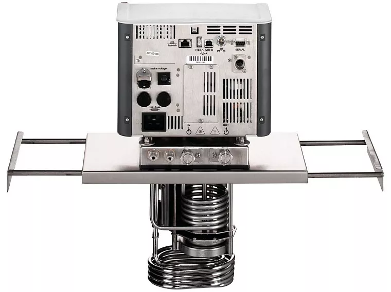 Termostaty jsou vybaveny rozhraním USB A, USB B, Ethernet, RS232, konektorem Stakei a konektorem pro připojení externího teplotního čidla PT100. Za příplatek je lze vybavit i analogovým rozhraním.
