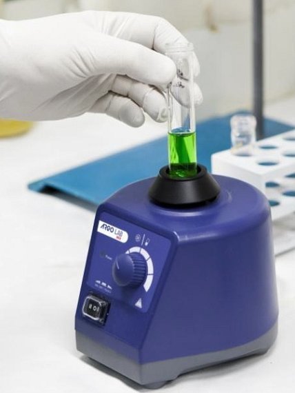 Vortex MIX se standardním gumovým nástavcem. Spouští se dotykem.